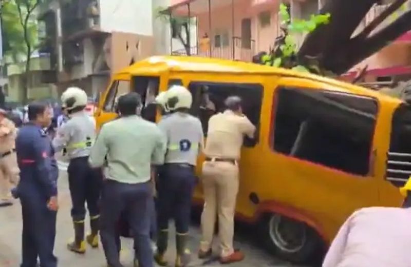 Mumbai Rains, Chembur News, School Bus Accident, Tree Fall, Mumbai Fire Brigade, Mumbai Accident, Students Trapped, Rain Accident, Peepal Tree, Rescue Operation, Mumbai News, Maharashtra News