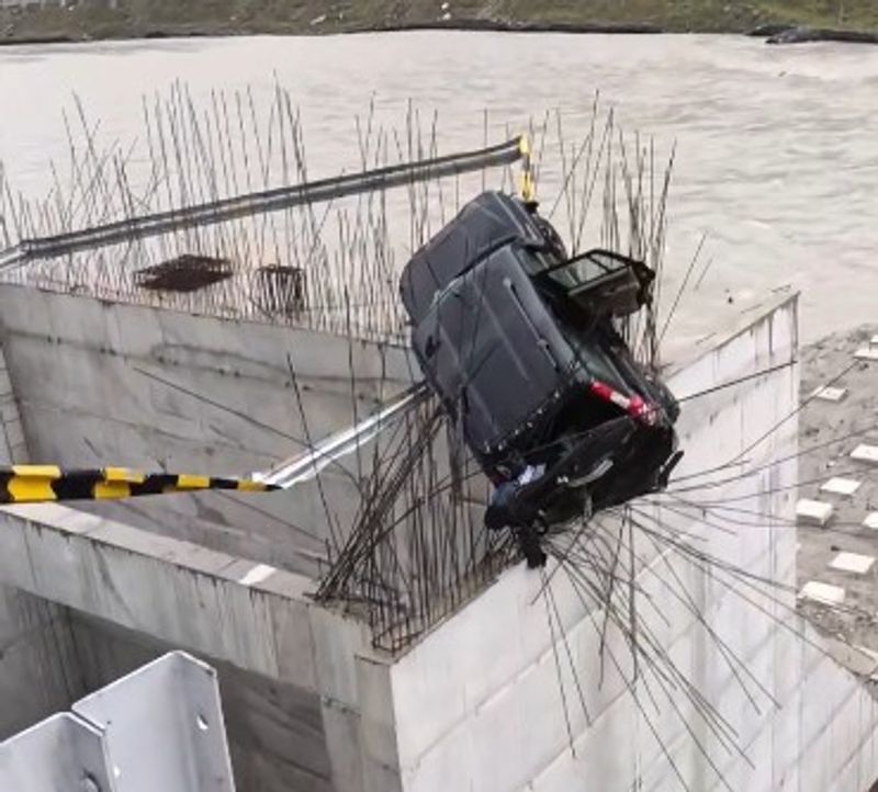 Atal Tunnel Accident, Himachal Pradesh, Manali Lahaul Road, Scorpio Accident, Rajasthan Tourist, Sikar News, Sissu Police, Chandra River, Road Accident, Himachal News, Overspeeding, Mountain Road Safety, Monsoon Travel, Atal Tunnel North Portal, Tourist Accident
