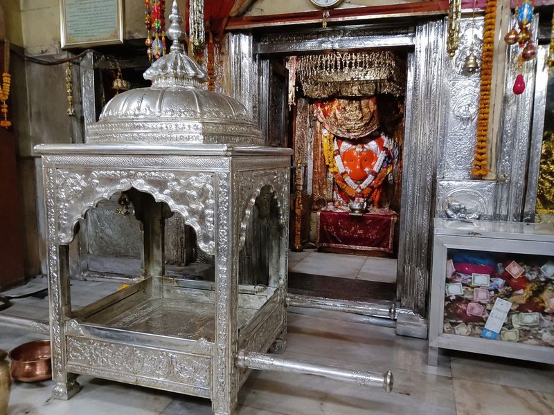 Sirmaur Temple Theft, Ganesh Temple Burglary, Kotla Molar Panchayat, Sainj Dhar, Nahan News, Silver Palanquin Stolen, Gold Ornaments Theft, Temple Burglary, Himachal Pradesh News, Nishchint Singh Negi, Forensic Investigation, CCTV Disabled, Religious Artefacts, Sirmaur Police