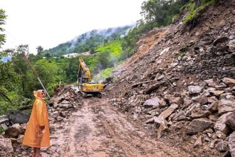Uttarakhand Rain, Uttarakhand Landslides, Yamunotri Route, Yamunotri National Highway, Syanachatti, Uttarkashi, SDRF, Prashant Arya, Rishikesh Kedarnath Highway, Kotdwar Satpuli Highway, Pauri News, Rudraprayag News, Dehradun Weather, Heavy Rain Alert, Pilgrim Rescue, Uttarakhand News