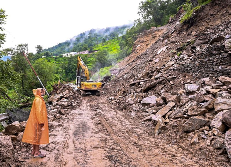 Uttarakhand Rain, Uttarakhand Landslides, Yamunotri Route, Yamunotri National Highway, Syanachatti, Uttarkashi, SDRF, Prashant Arya, Rishikesh Kedarnath Highway, Kotdwar Satpuli Highway, Pauri News, Rudraprayag News, Dehradun Weather, Heavy Rain Alert, Pilgrim Rescue, Uttarakhand News