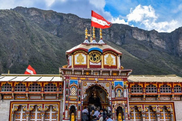 Badrinath Temple, Badrinath Kedarnath Temple Committee, BKTC, Donation Theft Allegation, Temple Donation Row, Hemant Dwivedi, Sohan Singh Rangad, Sanjeev Khatri, Kaal Bhairav Sena, CCTV Footage, Uttarakhand News, Religious News, Temple Trust Probe, Badrinath Shrine, Devotees’ Offerings