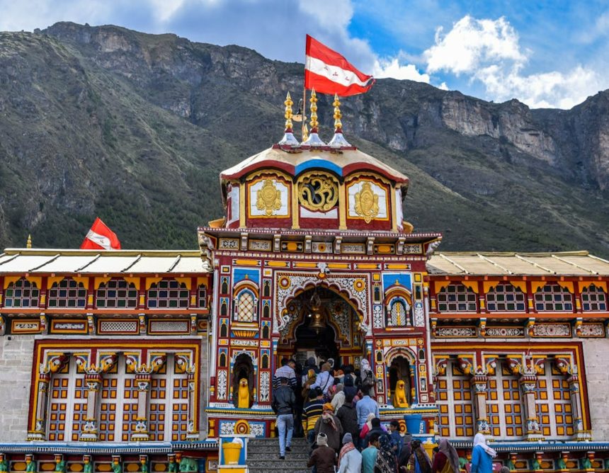 Badrinath Temple, Badrinath Kedarnath Temple Committee, BKTC, Donation Theft Allegation, Temple Donation Row, Hemant Dwivedi, Sohan Singh Rangad, Sanjeev Khatri, Kaal Bhairav Sena, CCTV Footage, Uttarakhand News, Religious News, Temple Trust Probe, Badrinath Shrine, Devotees’ Offerings